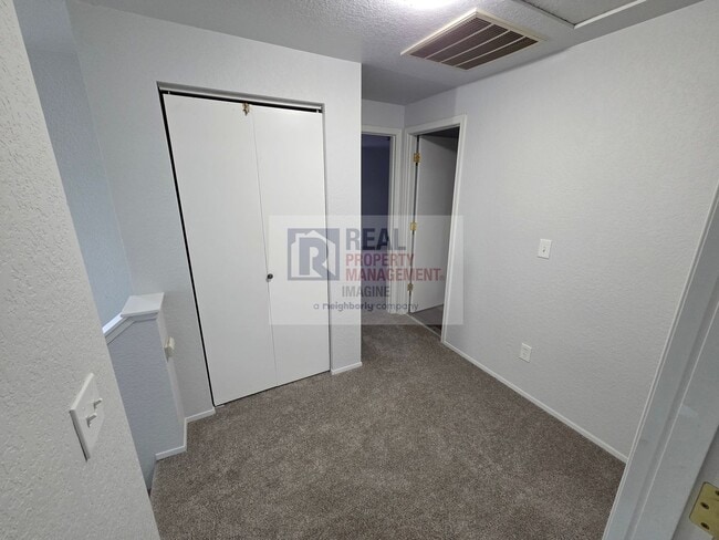 Building Photo - Check Out This Completely Remolded 3 Bedroom, 2.5 Bath Townhome!