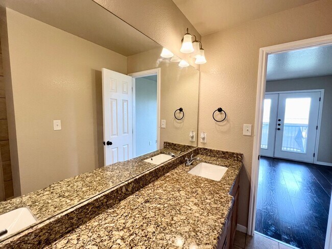 Building Photo - ~3 bedroom, 2.5 bath with balcony and priv...
