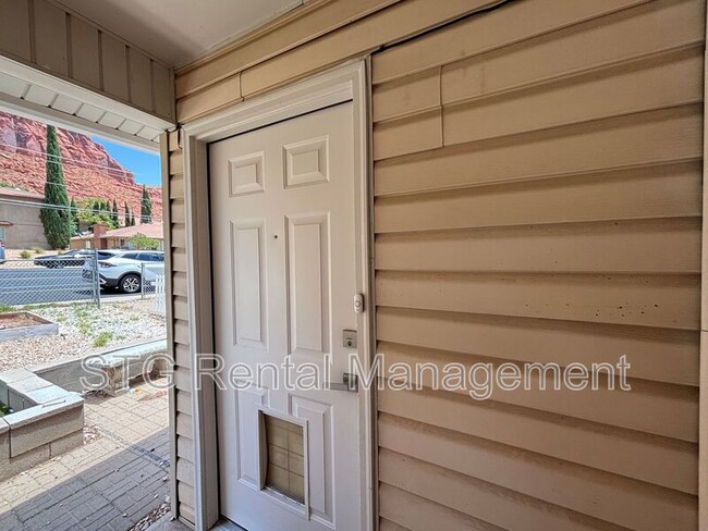 Building Photo - 696 N 600 W