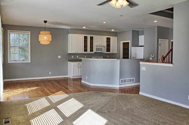 Building Photo - 4 bed 2.5 bath home in the Meadows