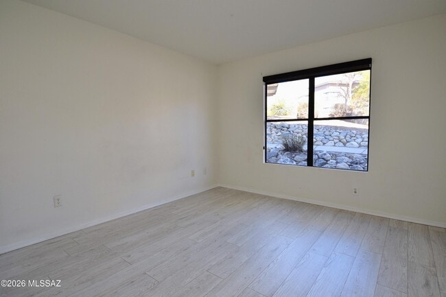 Building Photo - 5855 N Kolb Rd