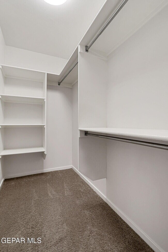 Building Photo - 4016 Camelot Heights Dr