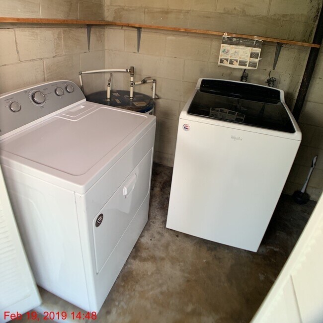 Building Photo - Charming 3 Bedroom 1.5 Bathroom POOL Home in Orlando!!