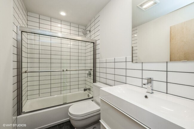 Building Photo - 325 E 44th St