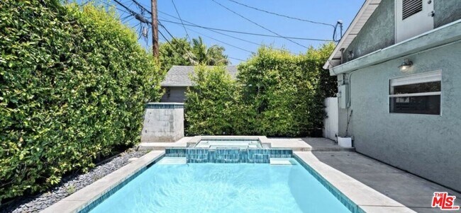Building Photo - 1149 N Poinsettia Pl