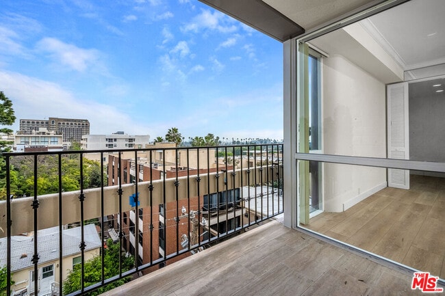 Building Photo - 320 N Maple Dr