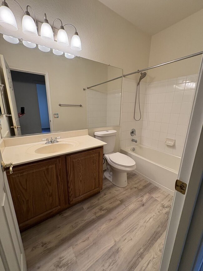 Building Photo - Great eastside location Pet friendly