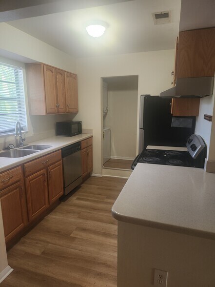 Building Photo - 2216 Flower Tree Cir