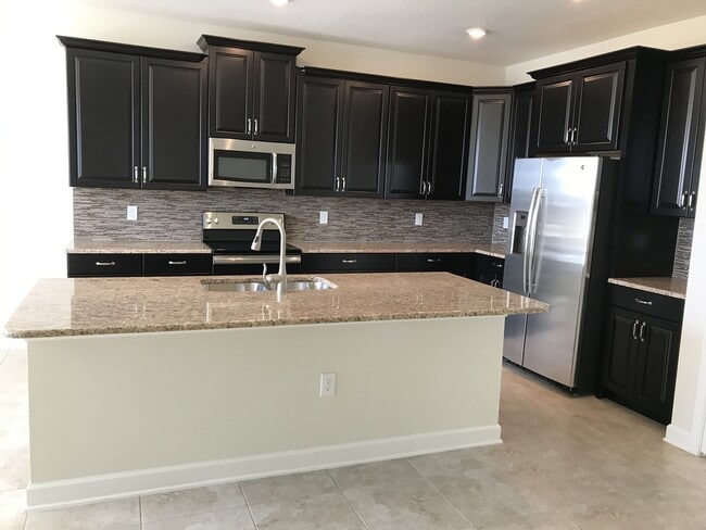 Building Photo - Large 4/3 Lake Front Executive Home with 3...