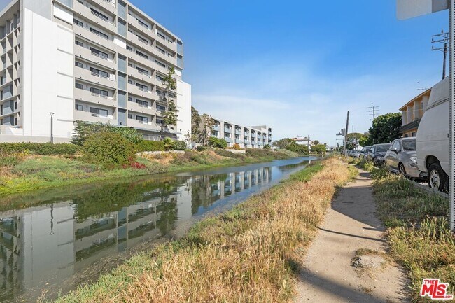 Building Photo - 122 Buccaneer St