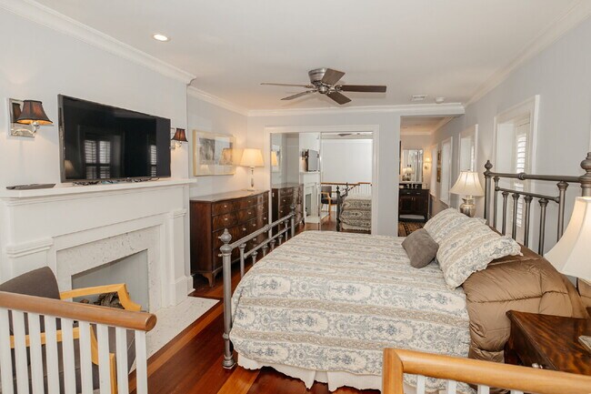 Building Photo - Spacious 1-Bedroom Fully Furnished Townhome in Historic Charleston!