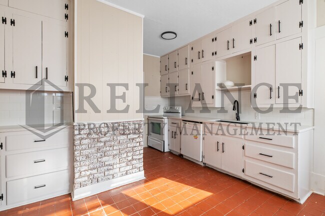 Building Photo - 221 S Glenn St