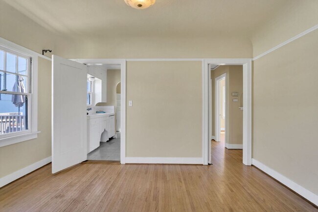 Building Photo - Great upstairs bungalow in Hillcrest with one car garage!