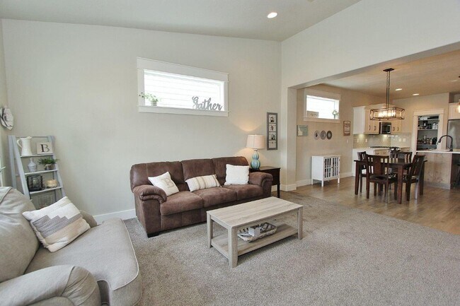Building Photo - Lovely 4 bed 2 1/2 bath Home in Meridian, Available first week of July