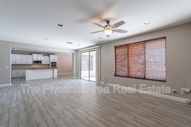 Building Photo - 2741 E Yellowstone Pl