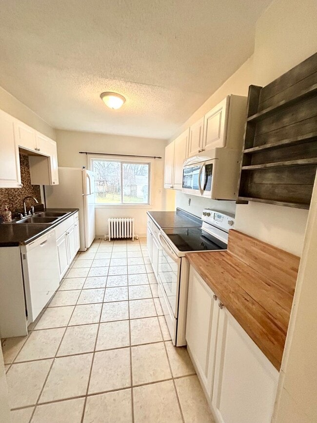 Building Photo - AVAILABLE December! - 3 Bed 1 Bath Home - With Fenced In Yard!