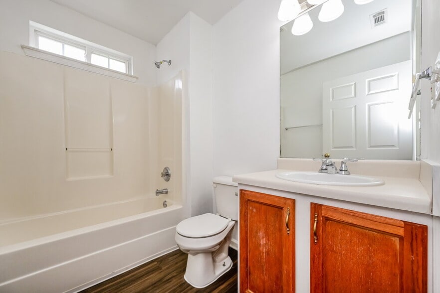 Building Photo - 2167 Red Oak Cir