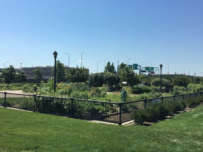 Building Photo - 212 Chelsea St