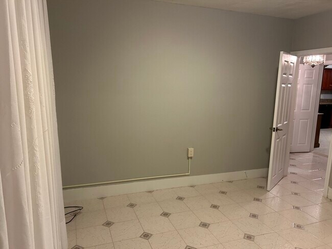 Building Photo - 58 Maple St