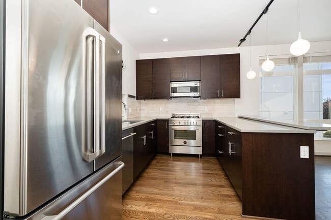 Building Photo - 3bd/1.75ba Seattle Townhome