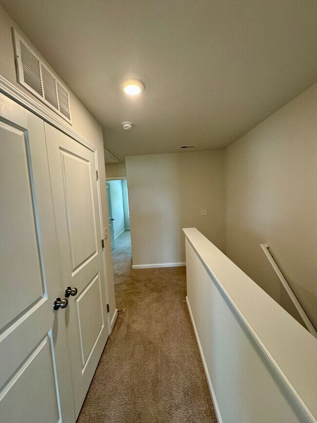 Building Photo - 3BR/2BA Townhouse in The Townes at Sherrills Ford