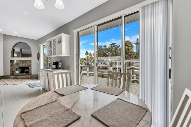 Building Photo - 2127 Lagoon Dr