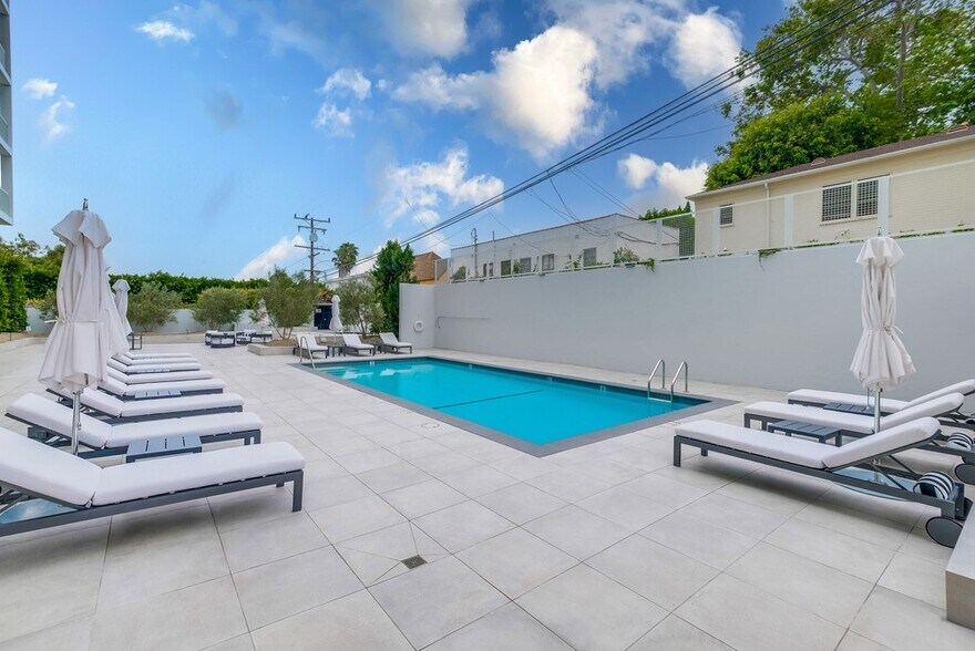 Building Photo - 999 N Doheny Dr