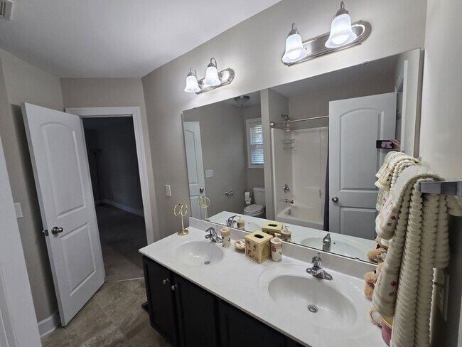 Building Photo - Spacious 4BR + Bonus, 4.5BA Home with 3-Ca...