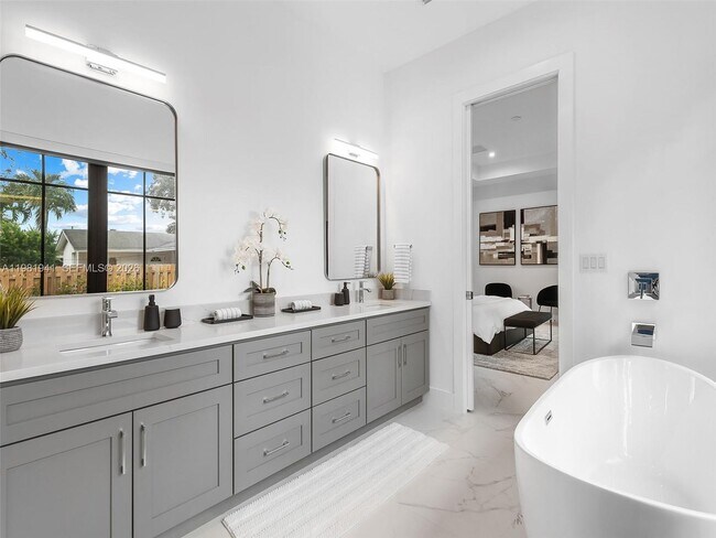 Building Photo - 1484 SW 32nd St