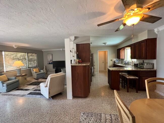 Building Photo - Annual lease - Gulfport 2/1.5 FURNISHED Home