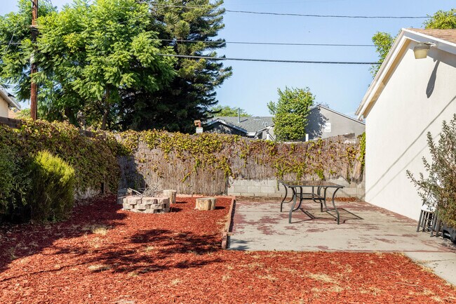 Building Photo - 12415 1/2 Chandler Blvd-A