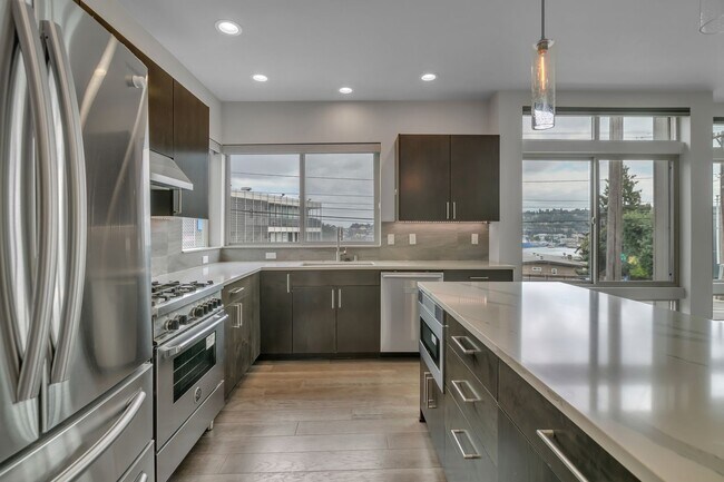 Building Photo - Modern Townhouse with Rooftop Deck & Skyli...