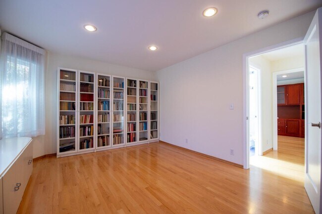 Building Photo - 908 Glennan Dr