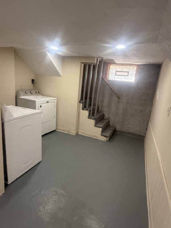 Building Photo - 350 George St W