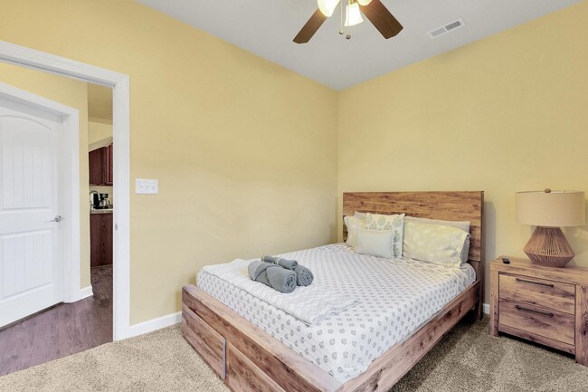 Building Photo - Fully furnished 1 bedroom 1 bath in fenced...