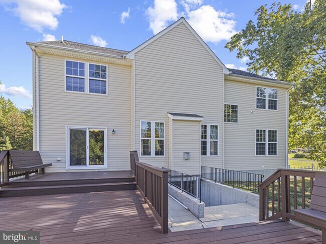 Building Photo - 45370 Barefoot Dr