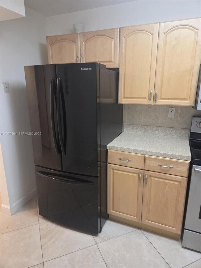 Building Photo - 800 Parkview Dr