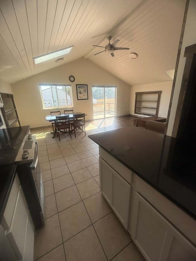 Building Photo - 669 Bluegrass Dr