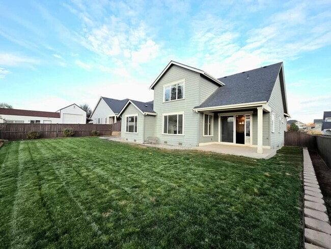 Building Photo - Large 3 bedroom, 3 bath newer build in sought after East Wenatchee neighborhood!