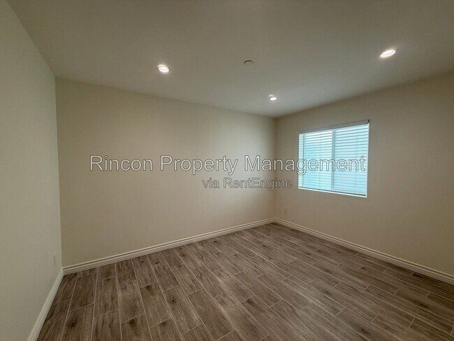 Building Photo - 921 Aurora Dr