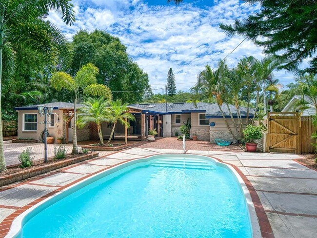 Building Photo - 1127 S Osprey Ave