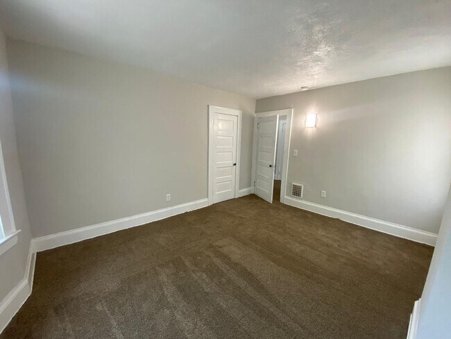 Building Photo - Beautiful Large 5 Bedroom Home Cleveland