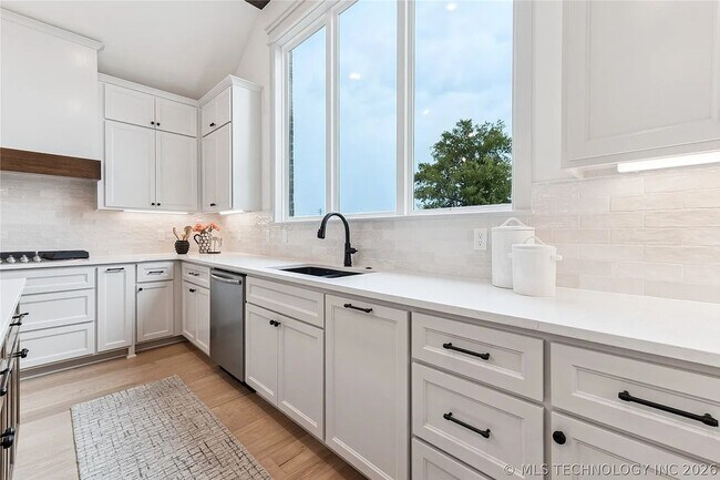Building Photo - 5 Bed | 5 Bath House