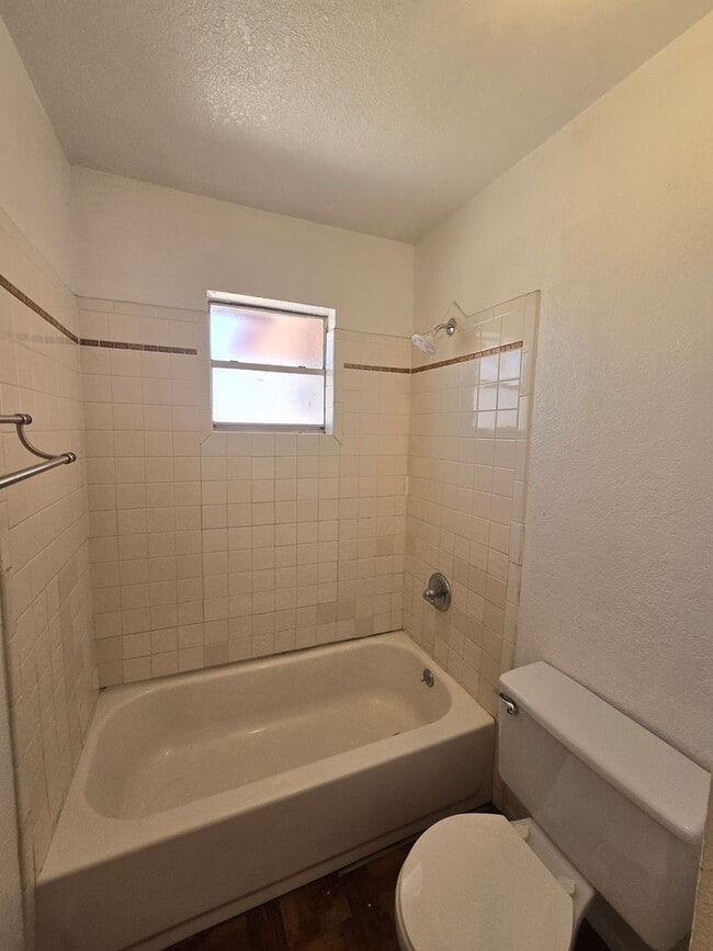 Building Photo - AFFORDABLE EASTSIDE DUPLEX