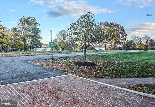 Building Photo - 1023 N Royal St