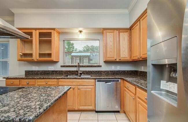 Building Photo - 5339 Holly View Dr