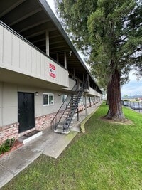 Building Photo - One Bedroom Apartment with Private Patio & Yard – Watch Video Tour!