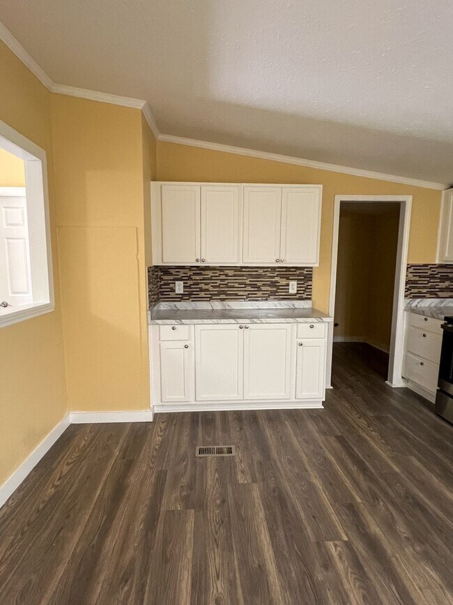 Building Photo - Remodeled 5 Bed | 2 Bath Mobile Home on Ha...