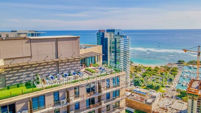 Building Photo - 987 Queen St