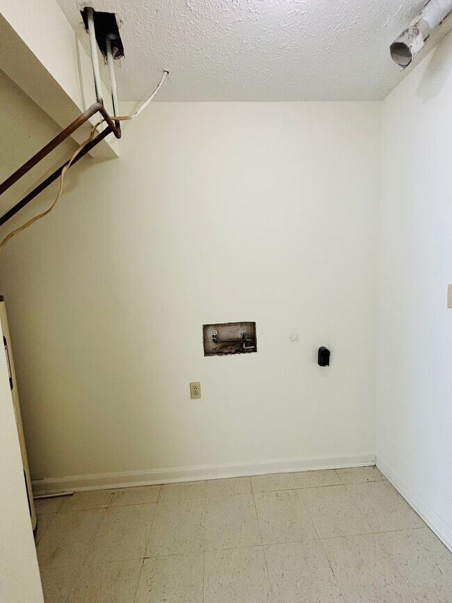 Building Photo - 355 Wakeman Ct NE